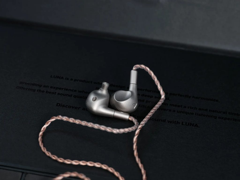 Fones de titânio têm design lunar e preço que vai