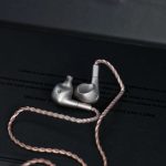 Fones de titânio têm design lunar e preço que vai