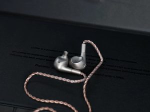 Fones de titânio têm design lunar e preço que vai