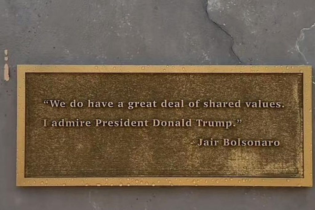 Frase do ex-presidente Jair Bolsonaro integra escultura que chama Trump