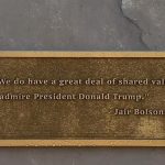 Frase do ex-presidente Jair Bolsonaro integra escultura que chama Trump