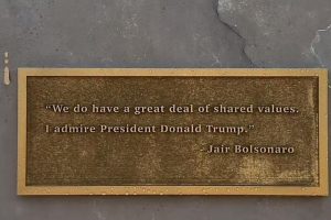 Frase do ex-presidente Jair Bolsonaro integra escultura que chama Trump