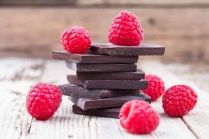 Frutas vermelhas e chocolate amargo podem ajudar a viver mais,