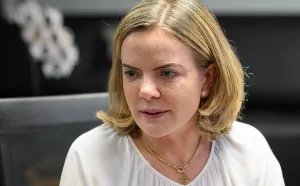 Gleisi critica nova alta da Selic e diz que decisão