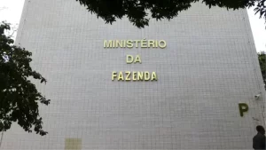 Governo acumula superávit de R$ 32,2 bilhões até maio, apesar