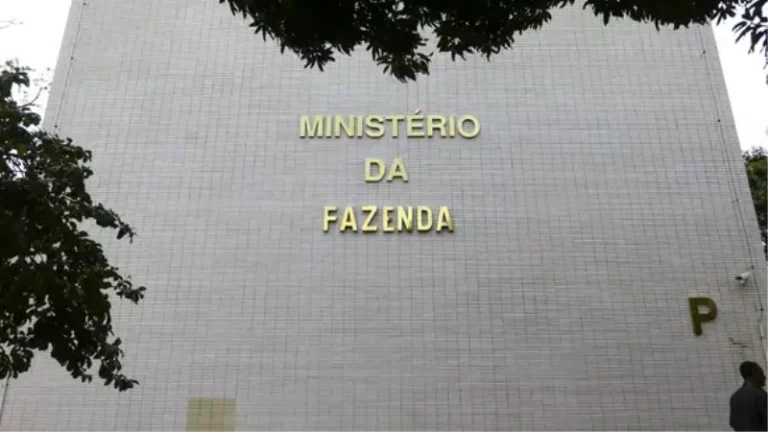 Governo acumula superávit de R$ 32,2 bilhões até maio, apesar