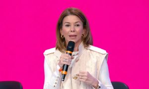 Grade voadora do SBT faz público questionar comando de Daniela