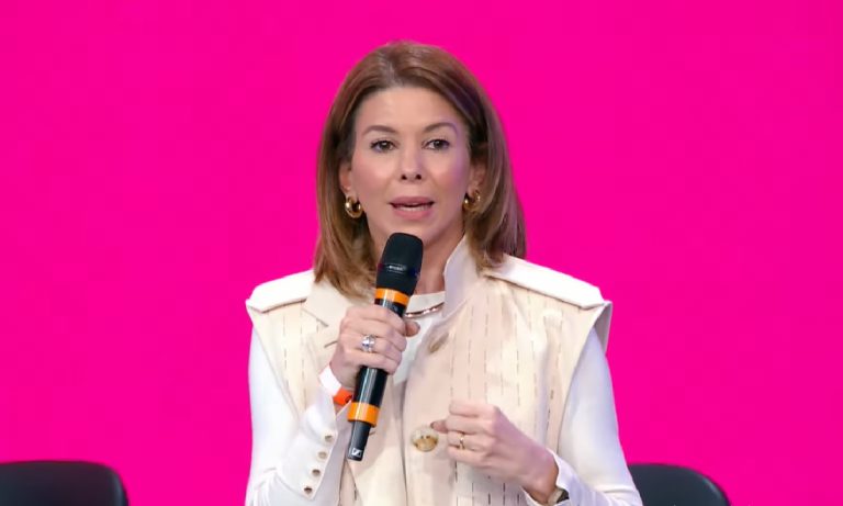 Grade voadora do SBT faz público questionar comando de Daniela