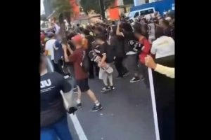 Grupo de skatistas xinga Bolsonaro durante manifestação em São Paulo