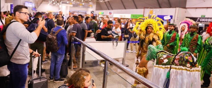 Grupos juninos recepcionam passageiros no aeroporto de São Luís