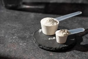 Há hora certa para tomar creatina? Veja o que a