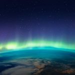 Homem registra auroras boreais enquanto voava; veja