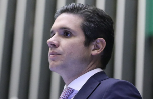 Hugo Motta pauta para esta quarta-feira projeto que revoga aumento