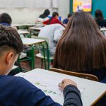 IBGE informa: indicadores educacionais avançam em 2024, mas atraso escolar