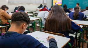 IBGE informa: indicadores educacionais avançam em 2024, mas atraso escolar