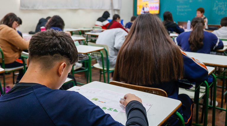 IBGE informa: indicadores educacionais avançam em 2024, mas atraso escolar
