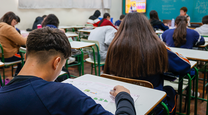 IBGE informa: indicadores educacionais avançam em 2024, mas atraso escolar
