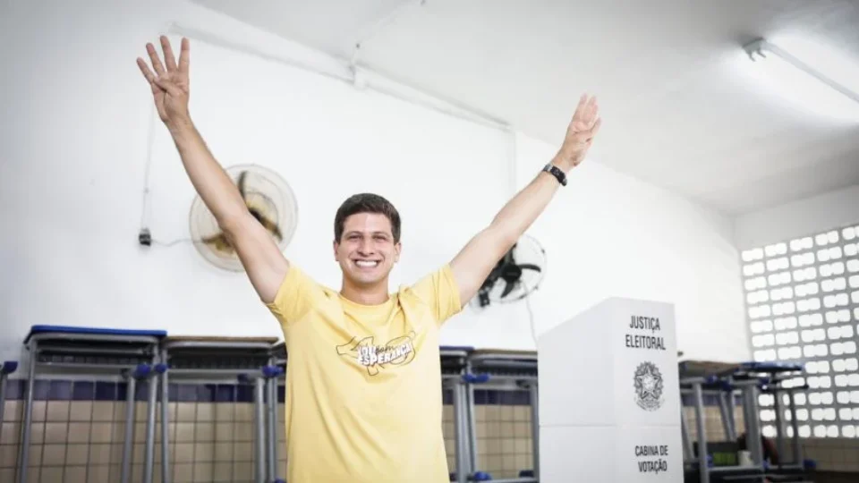João Campos assume PSB com prioridade em manter aliança com