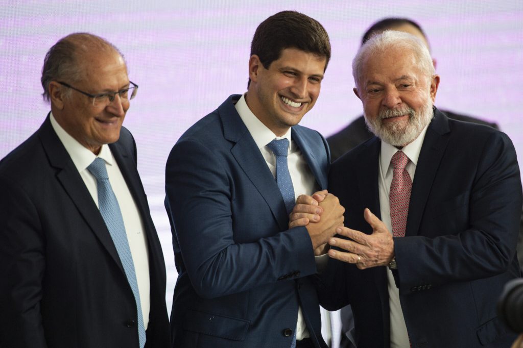 João Campos é eleito presidente do PSB em evento com