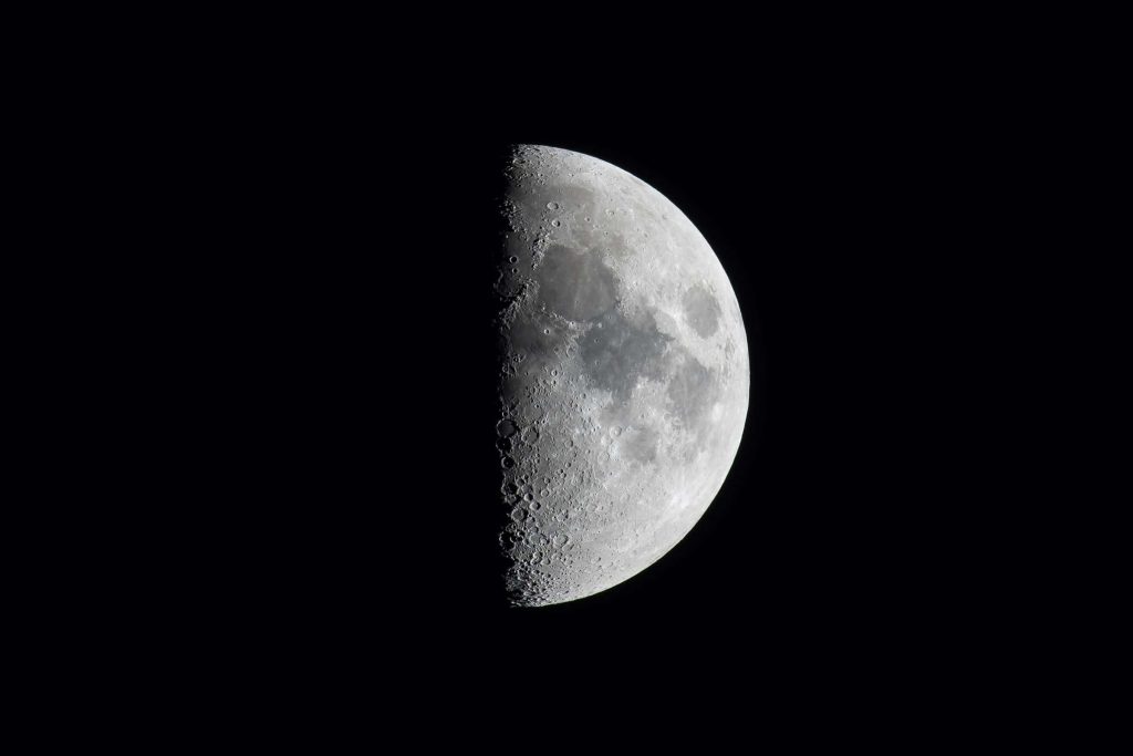 Joias laranja encontradas na Lua revelam segredos