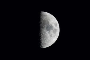 Joias laranja encontradas na Lua revelam segredos