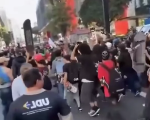 Jovens com skates hostilizam Bolsonaro durante ato na Paulista; veja
