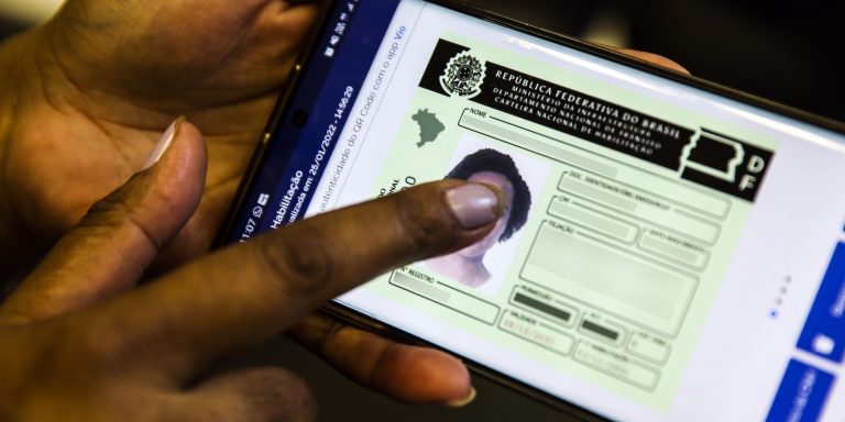 Lei que cria CNH gratuita para população de baixa renda