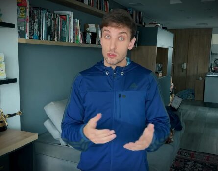 Léo Lins posta vídeo de pronunciamento sobre condenação a 8