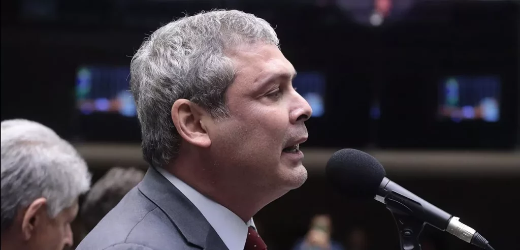 Lindbergh Farias pede bloqueio de contas e quebra de sigilo