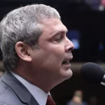 Lindbergh Farias pede bloqueio de contas e quebra de sigilo