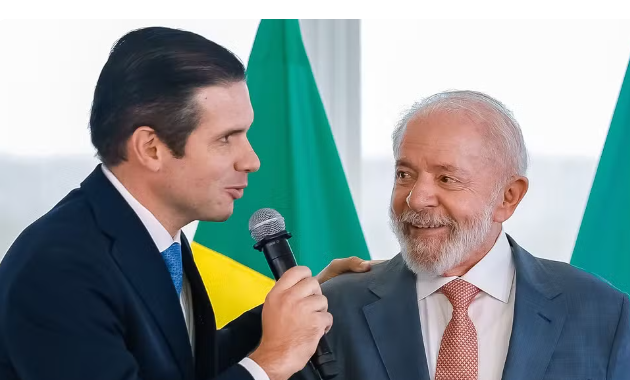 Lula discursa ao lado de Hugo Motta e prega diálogo