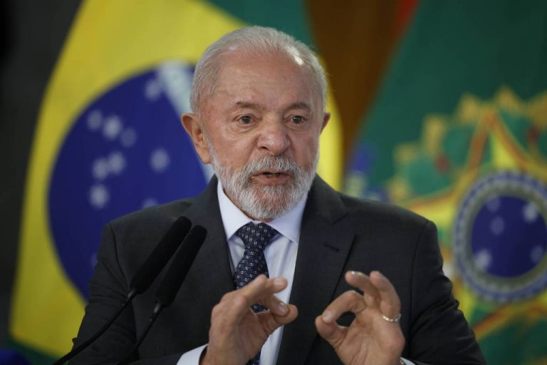 Lula sanciona reajuste de servidores federais com impacto de R$