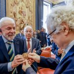 Lula se emociona ao ser segundo brasileiro, além de D.