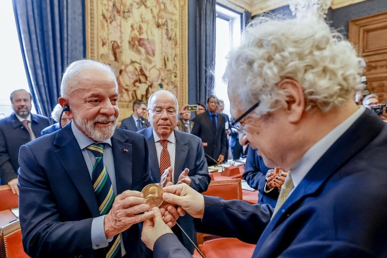 Lula se emociona ao ser segundo brasileiro, além de D.