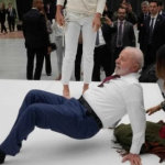 Lula tenta fazer acrobacias durante evento na França