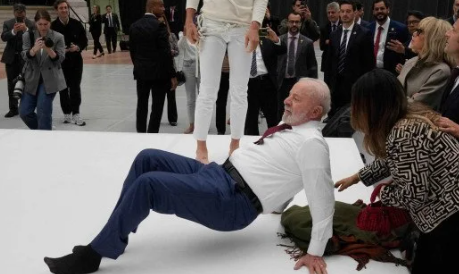 Lula tenta fazer acrobacias durante evento na França