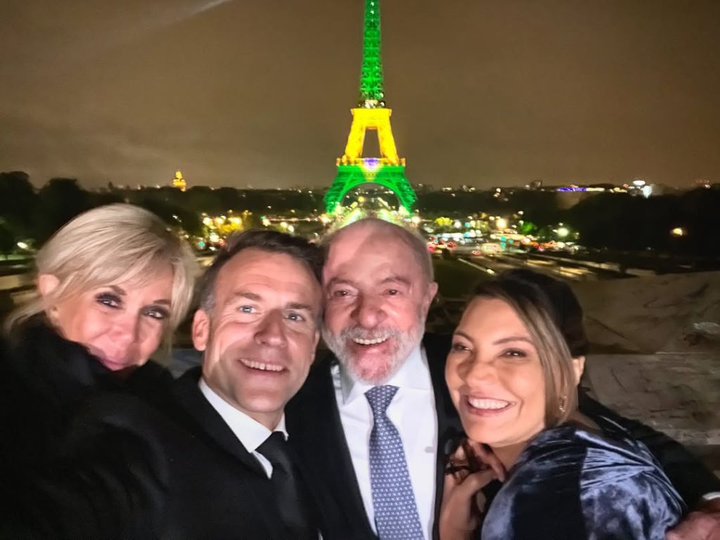 Macron posta selfie com Lula, Janja e Brigitte e a