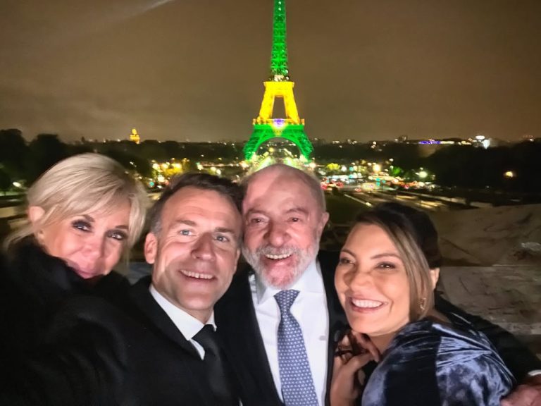 Macron posta selfie com Lula, Janja e Brigitte e a