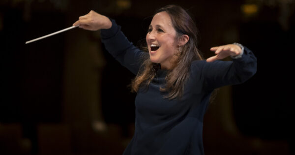 Maestrina Joana Carneiro dirige musical “Wonderful Town” de Leonard Bernstein