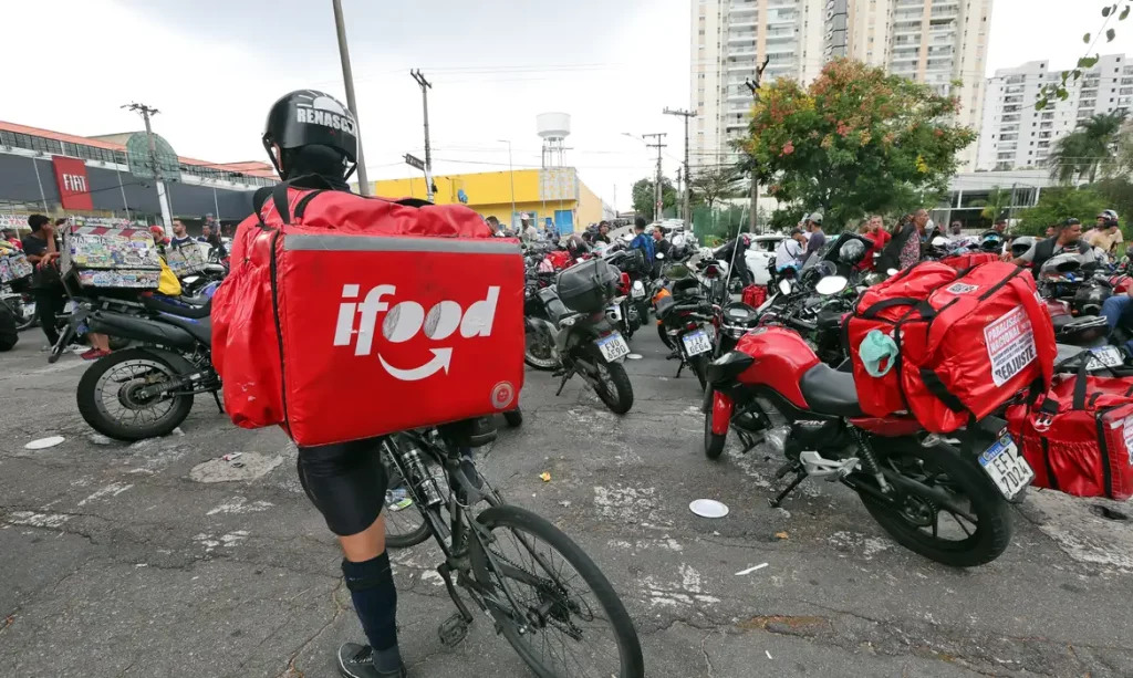 Mais de 60% dos brasileiros defendem direitos trabalhistas para profissionais