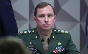 Mauro Cid acusa defesa de Bolsonaro de abordar filha para