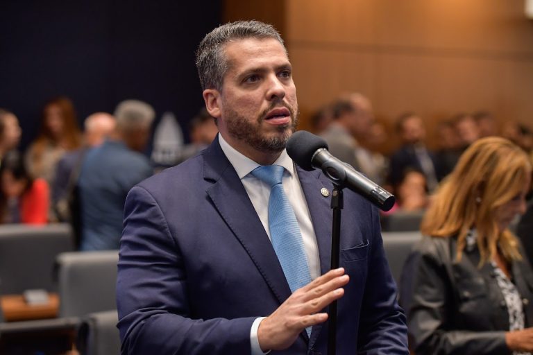 Médicos formados antes de 2004 poderão atuar como especialistas sem