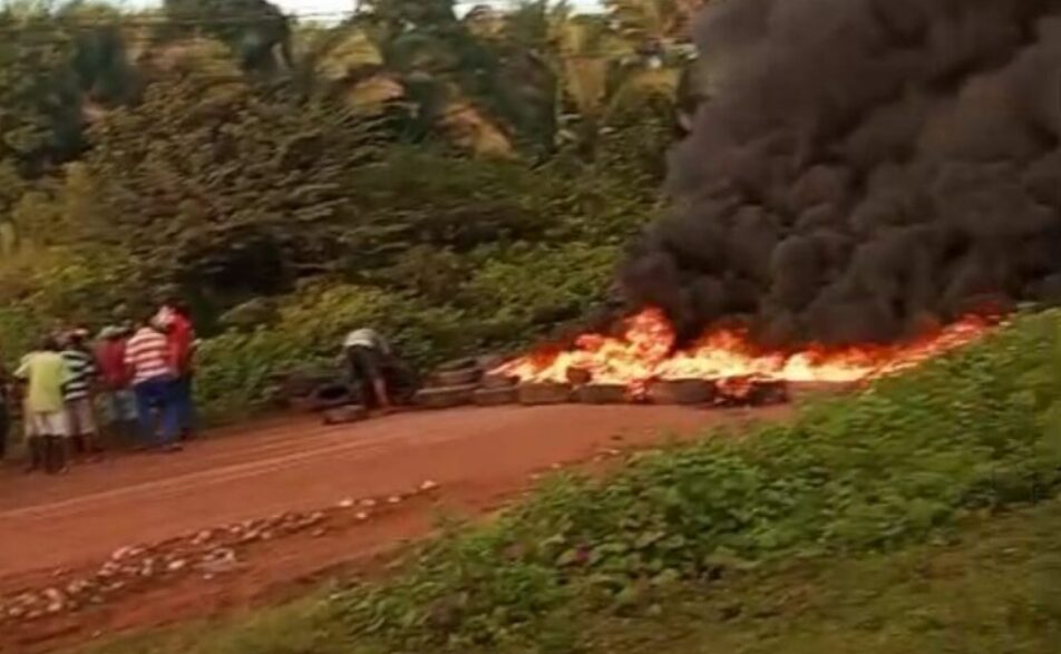 Moradores bloqueiam MA-106 em protesto por melhorias na estrada entre