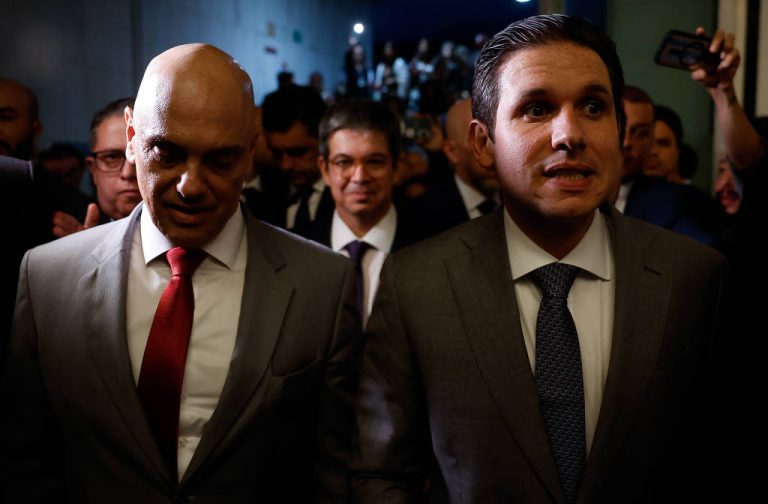 Moraes comunica Hugo Motta sobre ordem de prisão contra Carla