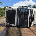 Motorista fica ferido após carreta tombar na BR-222