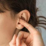 Muita coceira no ouvido? Veja algumas causas prováveis