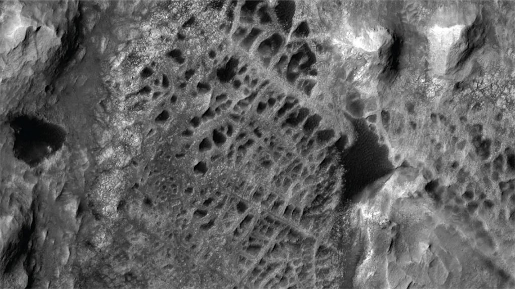 NASA divulga imagens inéditas de “teias de aranha” em Marte