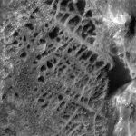 NASA divulga imagens inéditas de “teias de aranha” em Marte