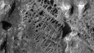 NASA divulga imagens inéditas de “teias de aranha” em Marte