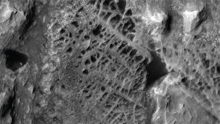 NASA divulga imagens inéditas de “teias de aranha” em Marte